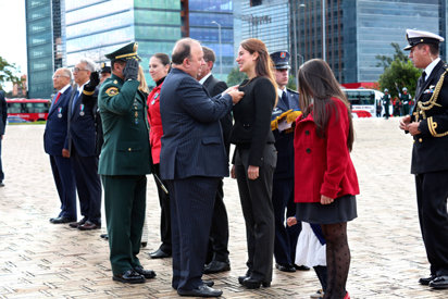סנדרה פובדה מקבלת מדליה לאומית ממשרד ההגנה של קולומביה