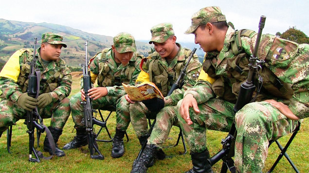 חיילי הצבא הקולומביאני קוראים מ-'הסיפור של זכויות האדם'.